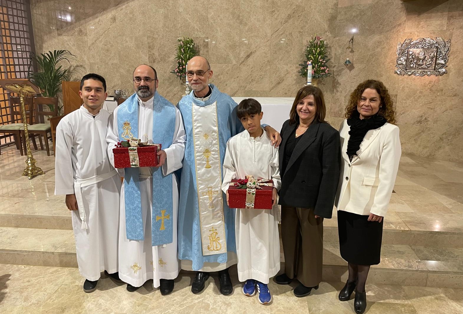 Recibiendo los donativos con las Damas de Santa Clara